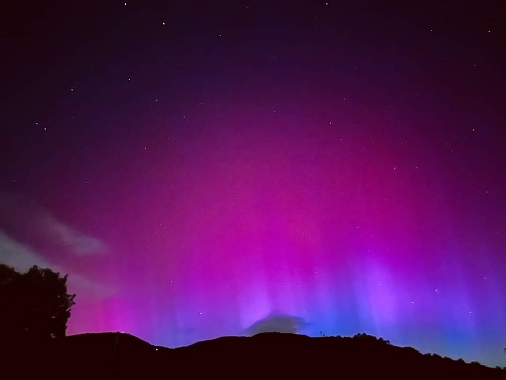 Il cielo colorato di viola nell’Italia dell’aurora boreale IL PENDOLO